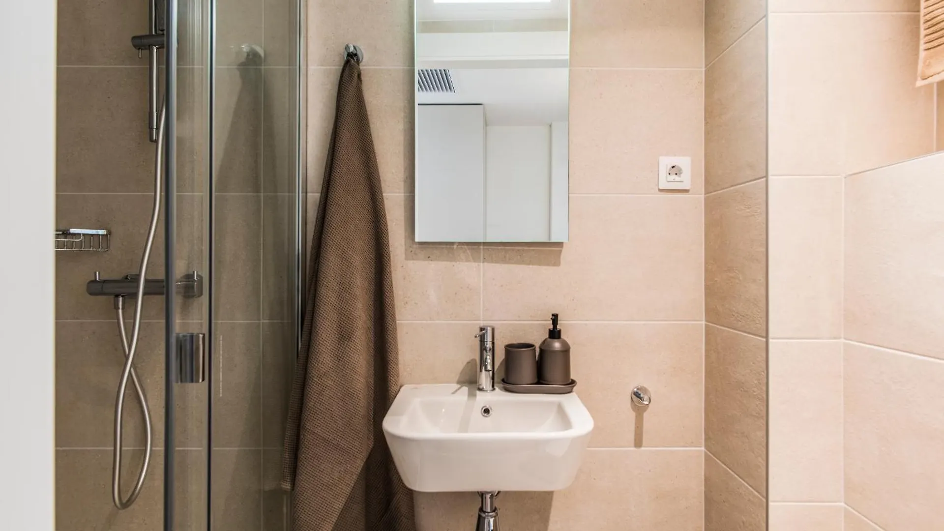 Aparto Cristobal De Moura Hall Of Residence - Only For Students In Барселона Испания